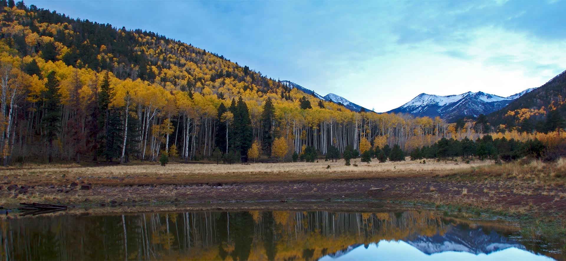 a beautiful landscape of a mountainous area during autumn